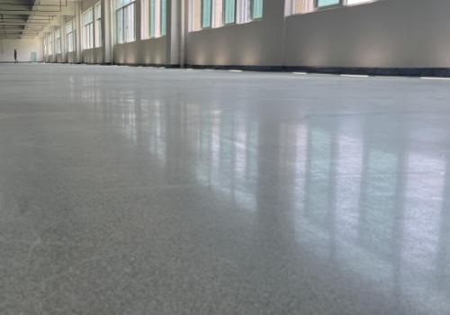 水泥專(zhuān)用地坪漆施工需注意哪些步驟？如何維護(hù)延長(zhǎng)壽命？